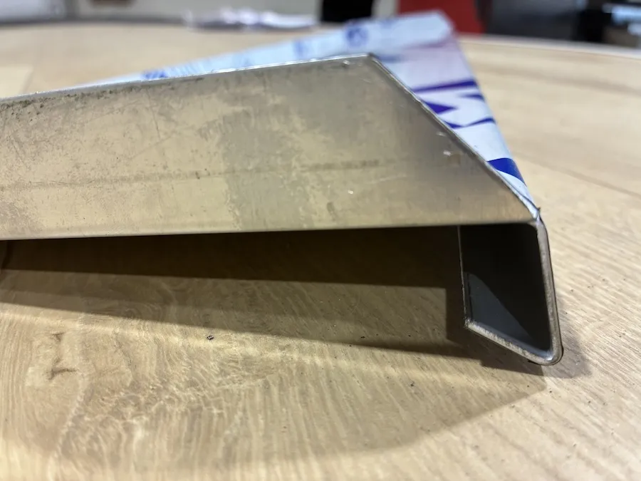 Pièce en tôle pliée et cisaillée sur mesure, atelier de pliage de Veauche, réalisation 32